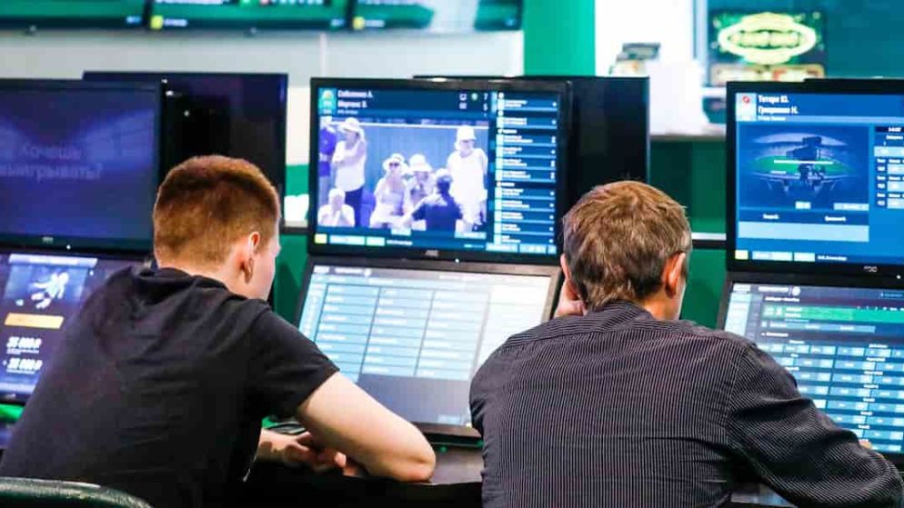 Букмекерские конторы: как появились и как зарабатывают